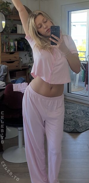 Helenaastoll Nude Photos