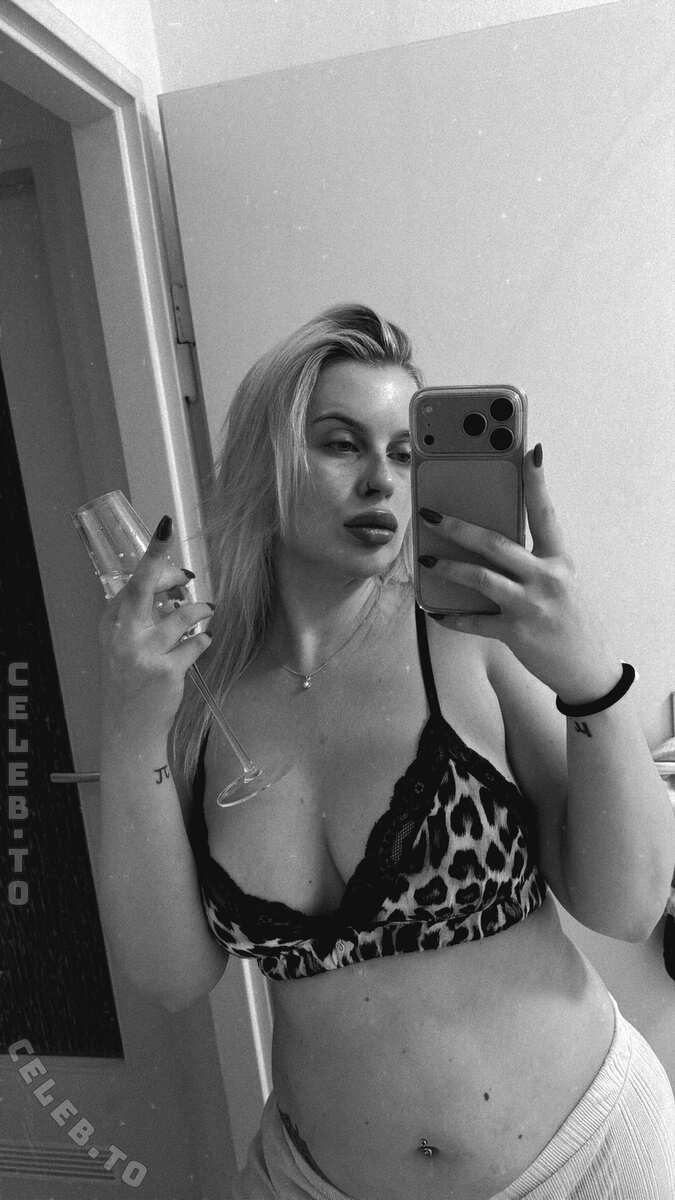 Hellybunny photo