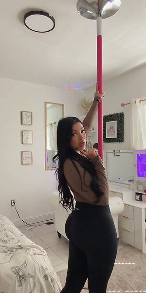hermosa.kari leaked photo #5