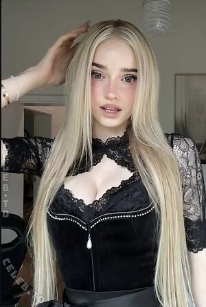 HoneyPuu Nude Leaked Photo #14