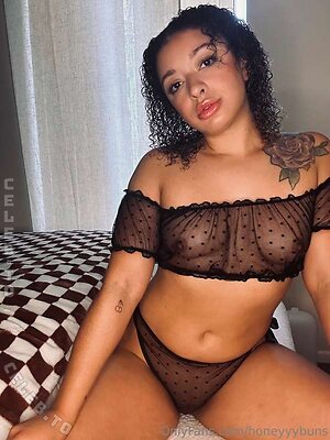 honeyyybuns Nude Leaked Photo #5