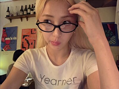 Huh Yunjin leaked photo #2