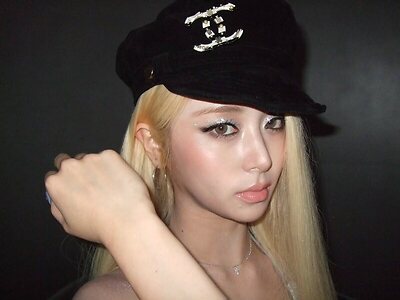 Huh Yunjin leaked photo #22