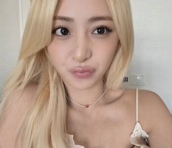 Huh Yunjin leaked photo #44