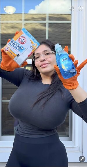 Humongous Tit Nude Leaked Photo #9