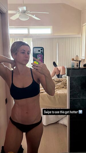 Iliza Shlesinger leaked photo #16