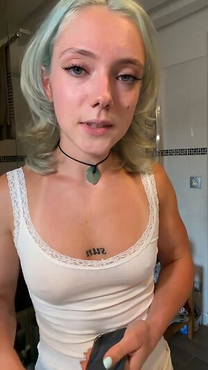 Ilovehercrookedteeth leaked photo #2