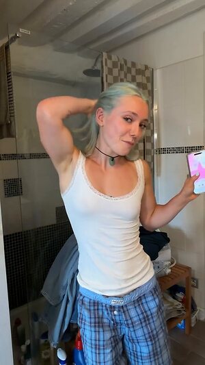 Ilovehercrookedteeth leaked photo #4