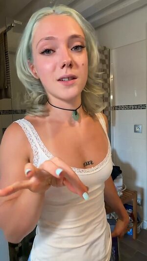 Ilovehercrookedteeth leaked photo #25