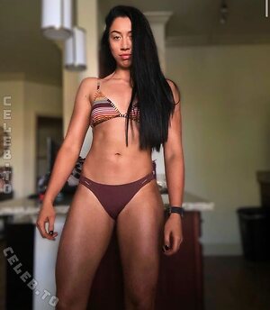 Indi Hartwell photo