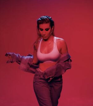 Irem Derici leaked photo #3