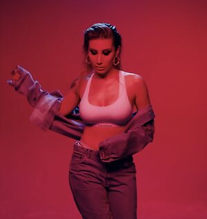 Irem Derici leaked photo #4