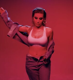 Irem Derici leaked photo #5