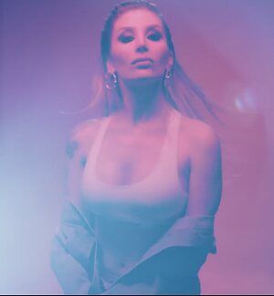 Irem Derici leaked photo #7