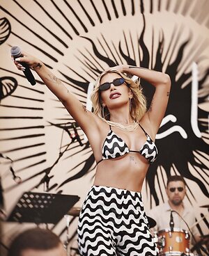 Irem Derici leaked photo #12