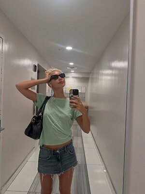 Iris Law leaked photo #5