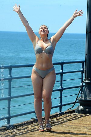 Iskra Lawrence photo