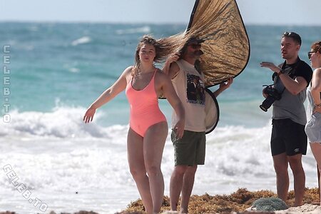 Iskra Lawrence photo