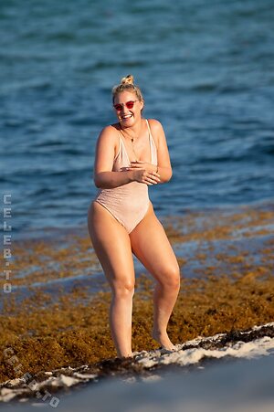 Iskra Lawrence photo