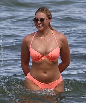 Iskra Lawrence photo
