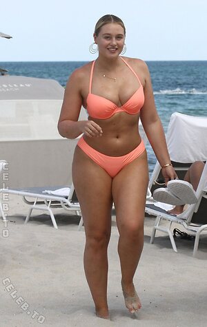 Iskra Lawrence photo