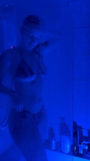 Issy Anderson leaked photo #30
