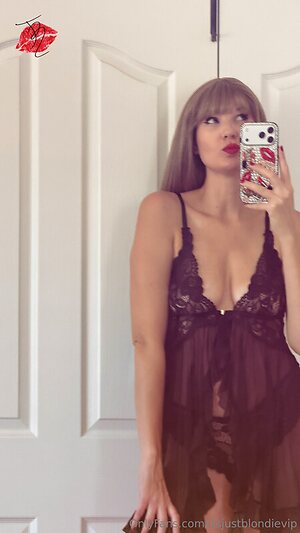 ItsJustblondie leaked photo #12