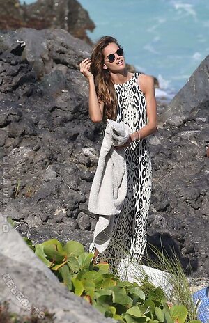 Izabel Goulart Nude Leaked Photo #99