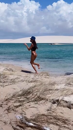 Izabel Goulart photo