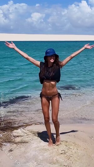 Izabel Goulart photo