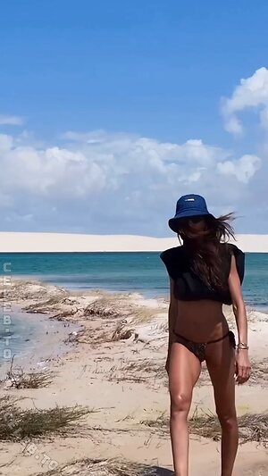 Izabel Goulart photo