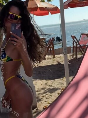 Izabel Goulart photo