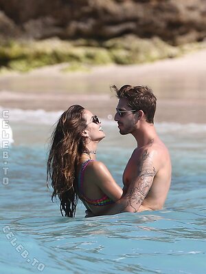 Izabel Goulart photo