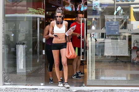Izabel Goulart photo