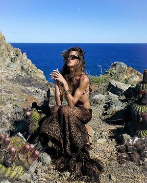 Izabel Goulart photo