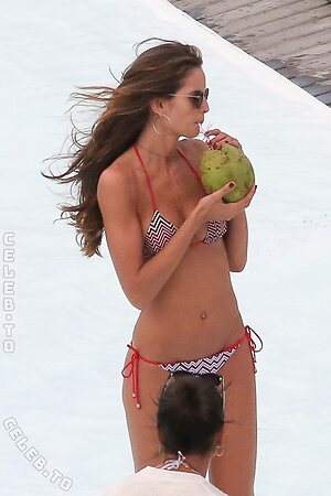 Izabel Goulart leaked photo #253