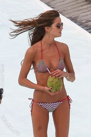 Izabel Goulart leaked photo #258