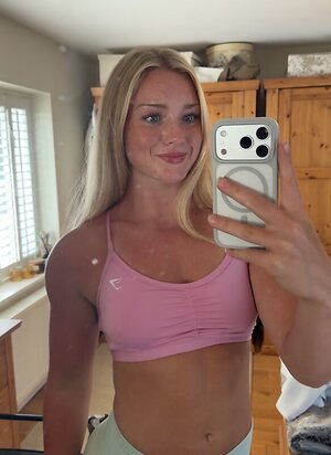 Izzymhjones leaked photo #5