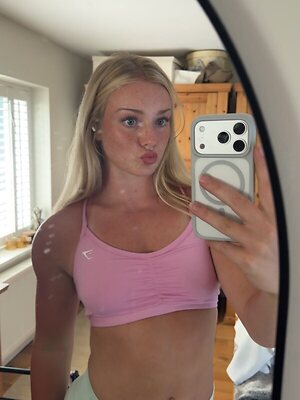 Izzymhjones leaked photo #7