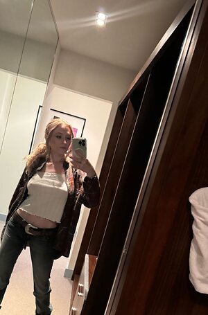 Janet Devlin leaked photo #9