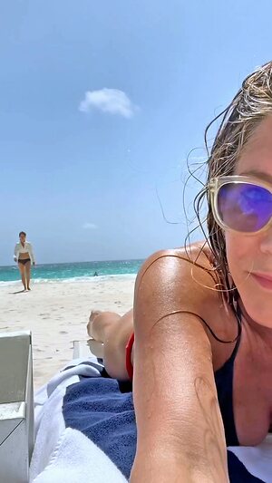 Jennifer Aniston Hot