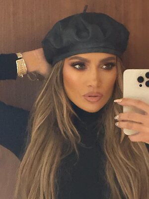 Jennifer Lopez thigh show leaked photo #4