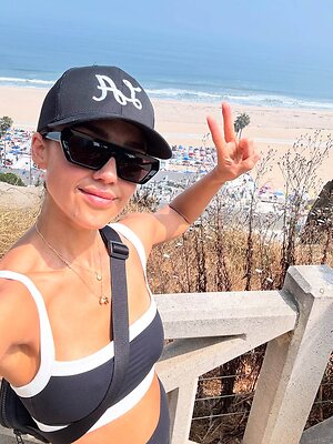 Jessica Alba in yoga pants leaked photo #2
