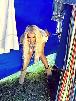 Jessica Simpson Hot