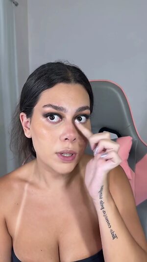 Julia Alvarenga leaked photo #18
