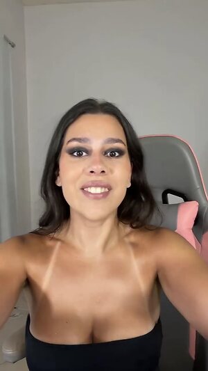 Julia Alvarenga leaked photo #20