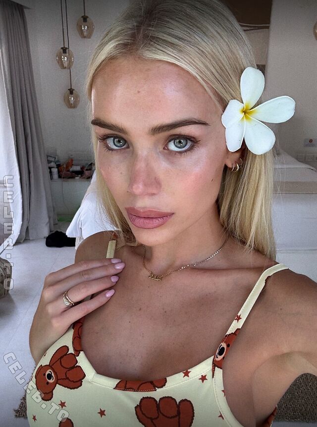 Julia Cavanagh leaked photos