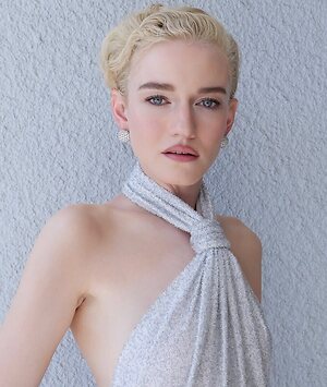 Julia Garner Nude Leaked Photo #4