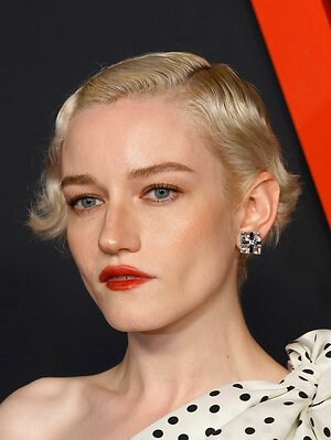 Julia Garner leaked photo #8