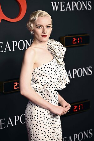 Julia Garner leaked photo #10